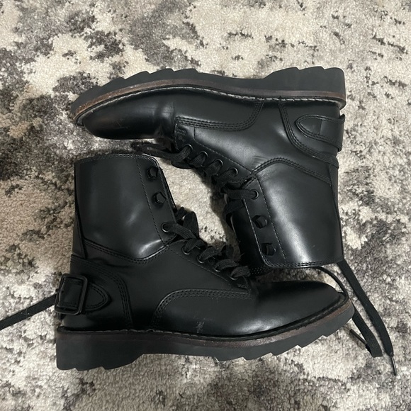 Coach boot lightly used, minor scratch in left boot - Picture 5 of 5